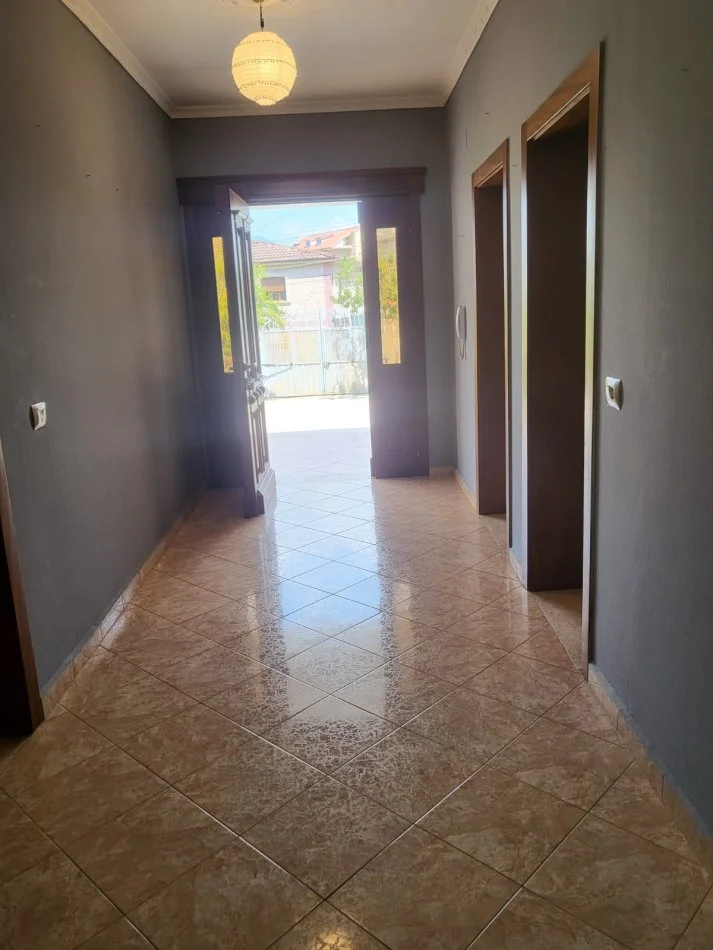 Tirane, jepet me qera shtepi 2+1 , 400 € 