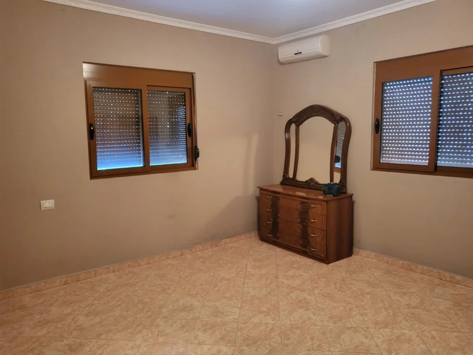 Tirane, jepet me qera shtepi 2+1 , 400 € 