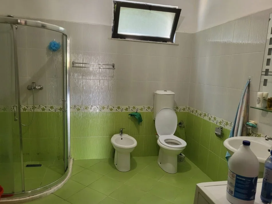 Tirane, jepet me qera shtepi 2+1 , 400 € 