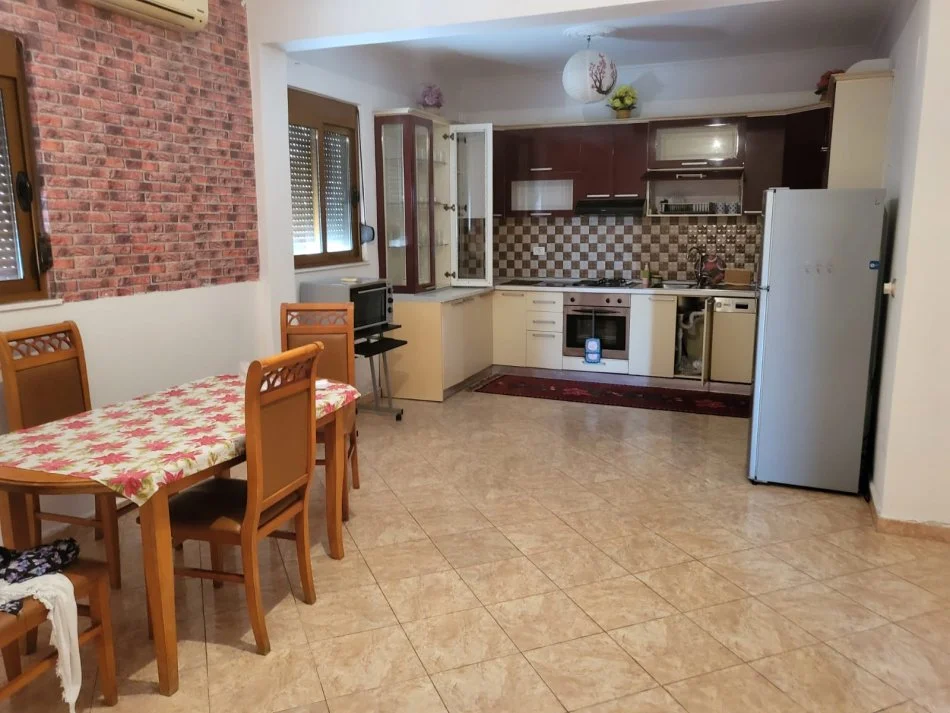 Tirane, jepet me qera shtepi 2+1 , 400 € 