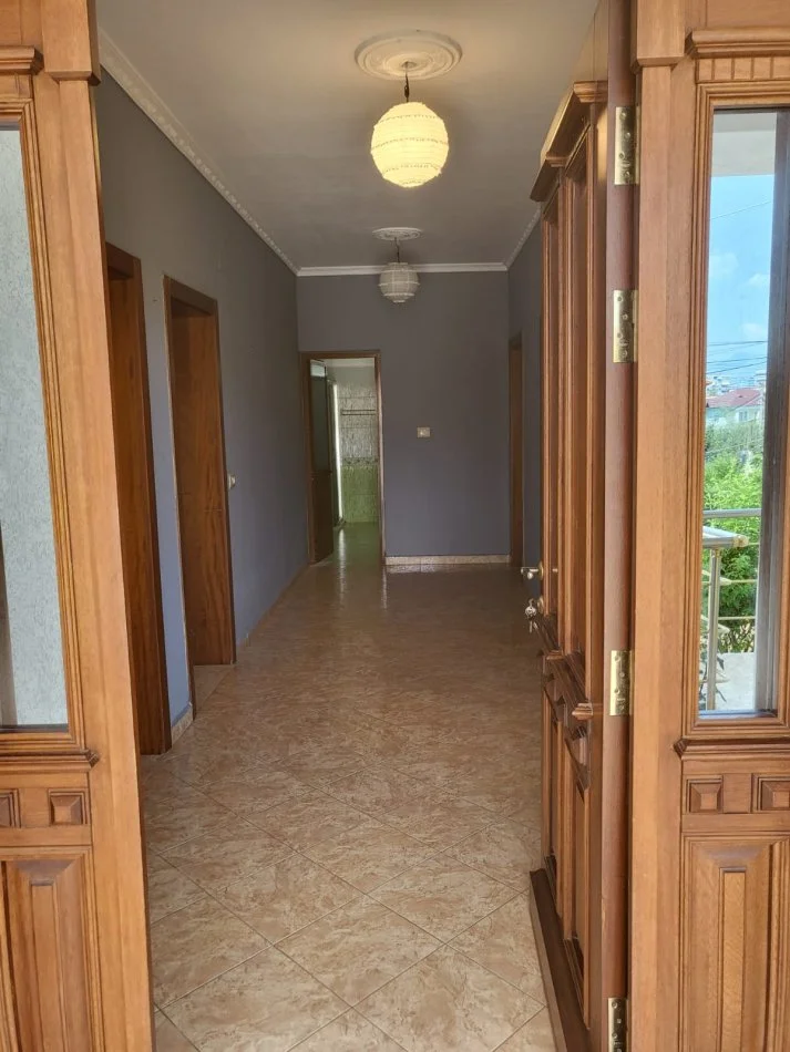 Tirane, jepet me qera shtepi 2+1 , 400 € 