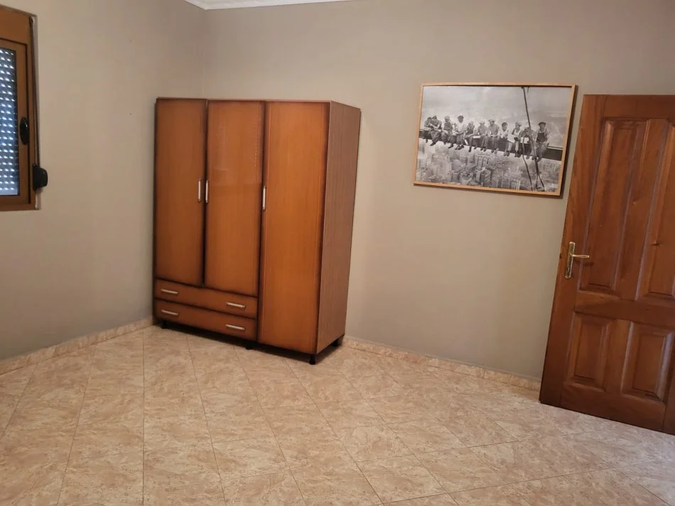 Tirane, jepet me qera shtepi 2+1 , 400 € 