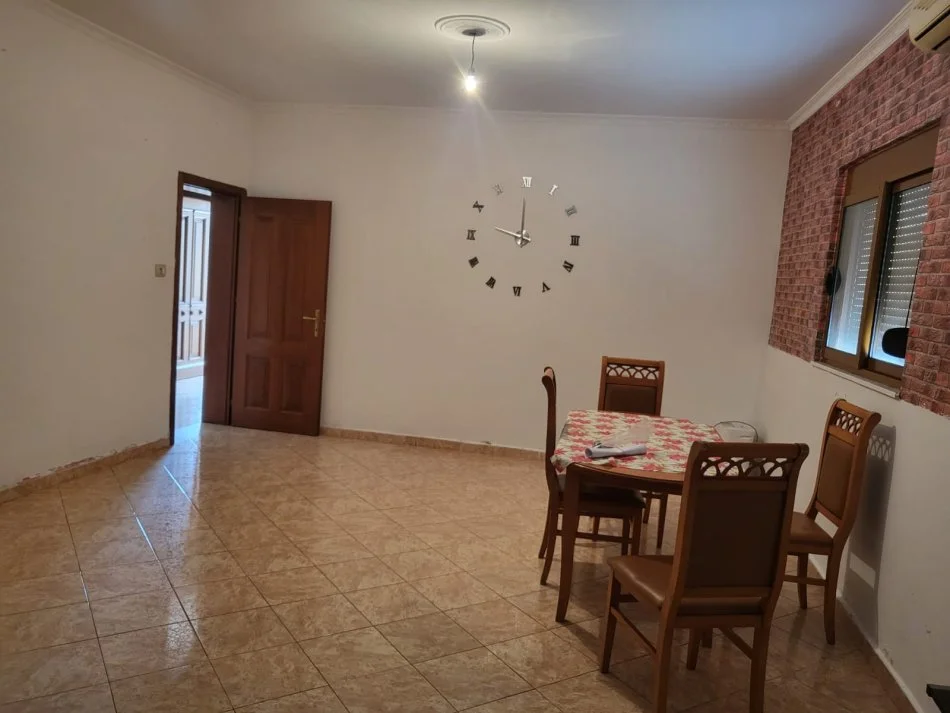Tirane, jepet me qera shtepi 2+1 , 400 € 