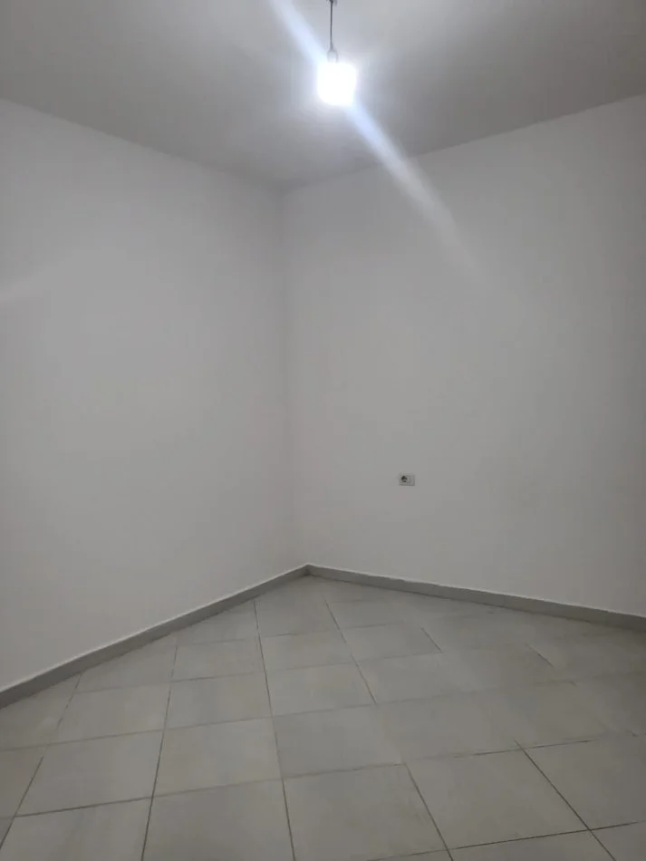 Tirane, jepet me qera apartament 2+1 Kati 2, 650 € 