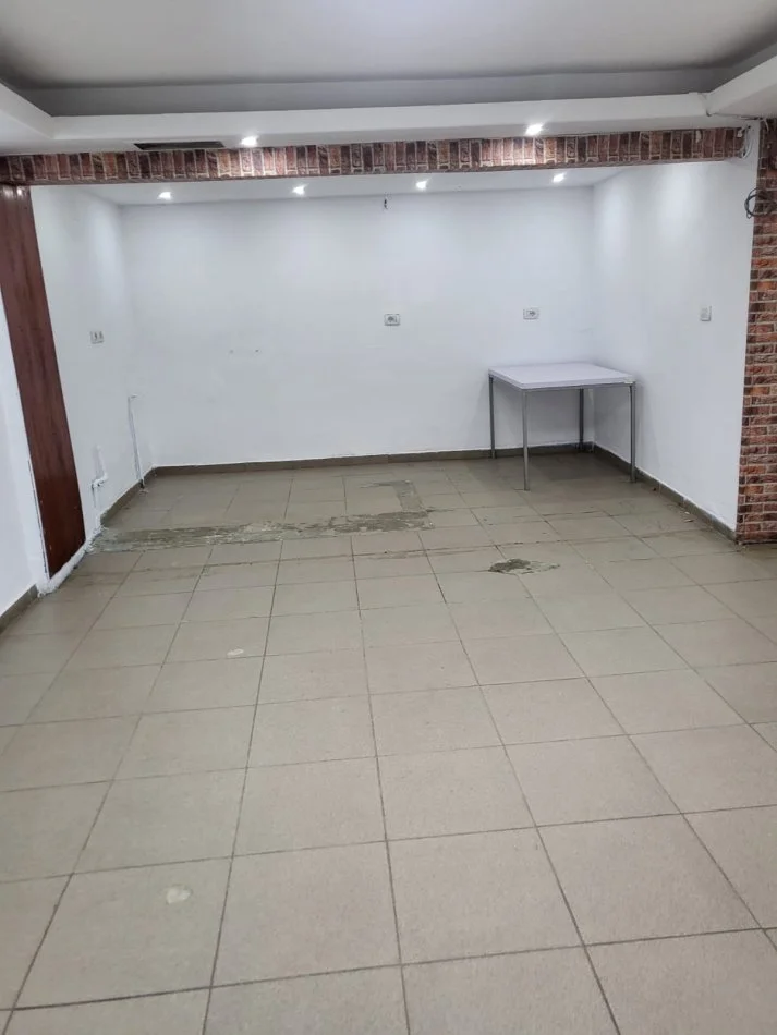 Tirane, jepet me qera ambjent biznesi , 85 m² 450 € 