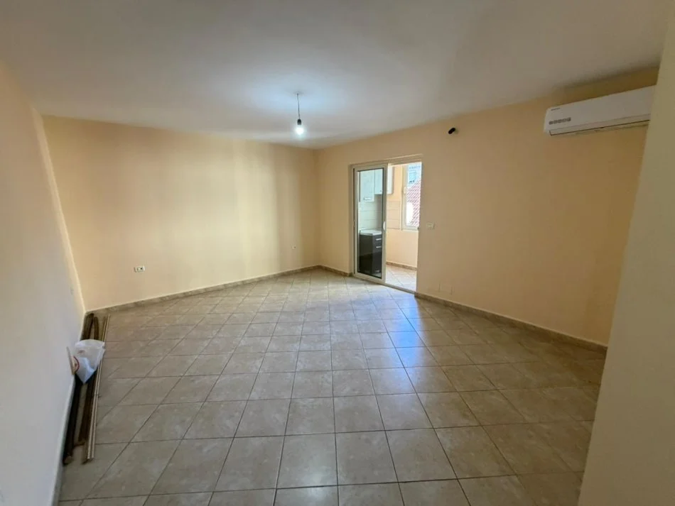 Tirane, jepet me qera apartament 1+1 Kati 4, 400 € 