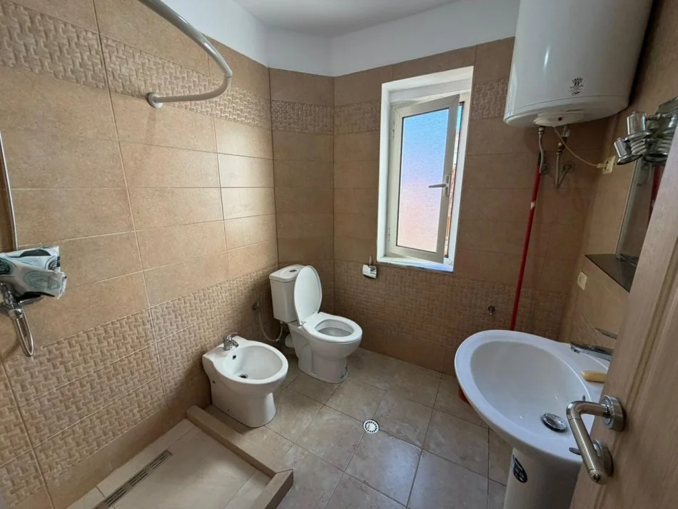 Tirane, jepet me qera apartament 1+1 Kati 4, 400 € 