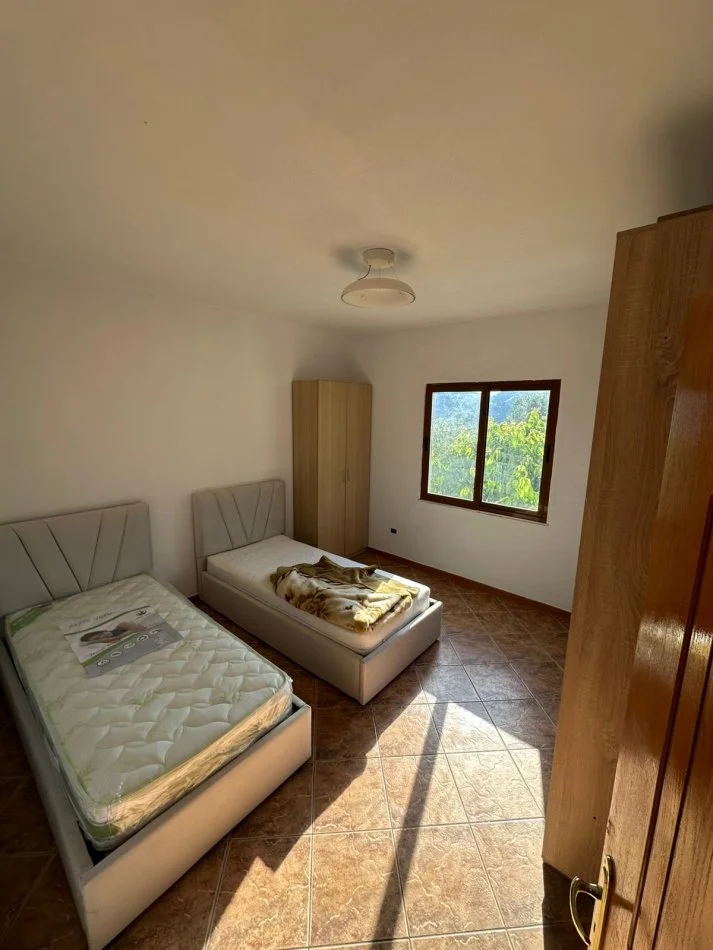 Tirane, jepet me qera shtepi 2+1+Ballkon Kati 1, 130 m² 350 € (Kombinat)