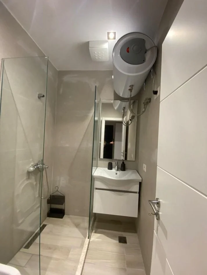 Tirane, jepet me qera apartament 2+1 Kati 1, 95 m² 700 € (21 DHJETORI PRANE INXHINIERISE SE NDERTIMIT)