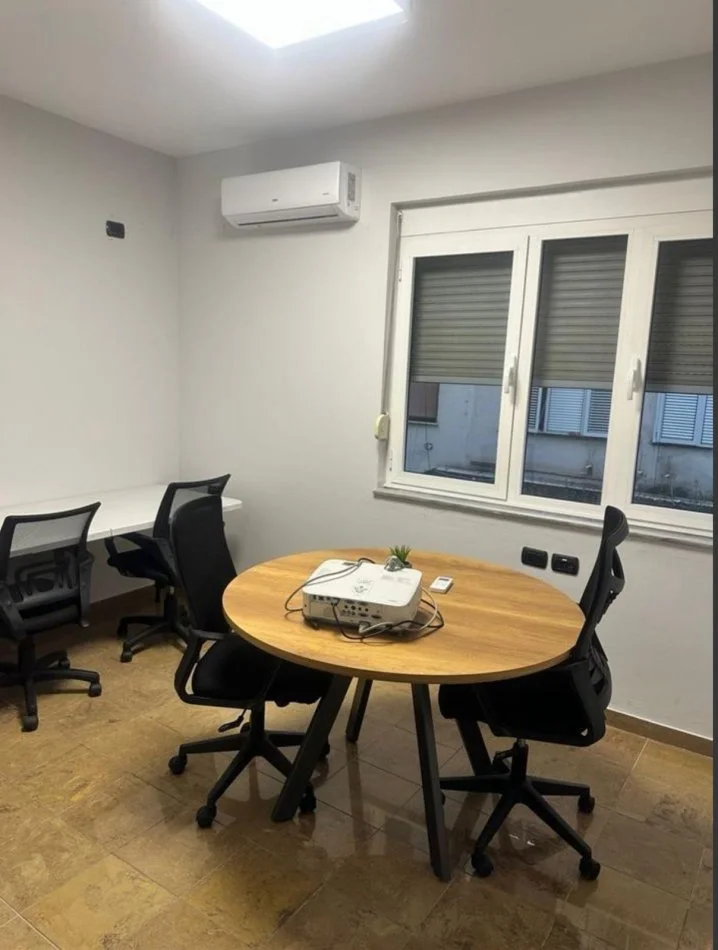 Tirane, jepet me qera ambjent biznesi Kati 4, 1.500 € (BLLOKU)