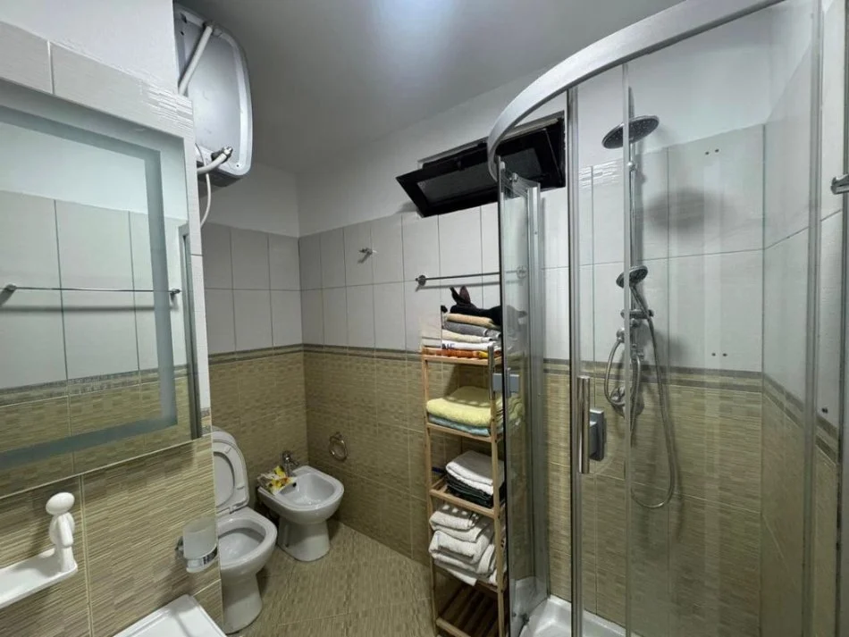 Tirane, jepet me qera apartament 2+1 , (MYSLYM SHYRI)