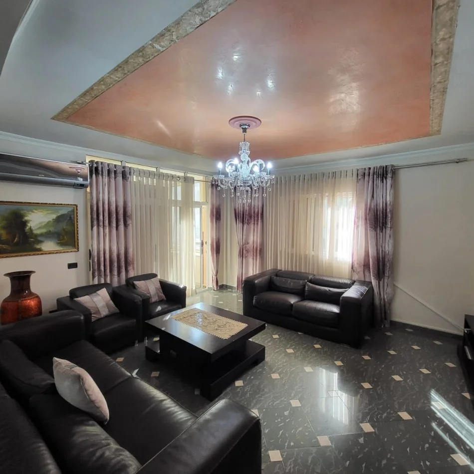 Tirane, jepet me qera apartament 3+1+Ballkon Kati 3, 120 m² 700 € (Komuna e Parisit)
