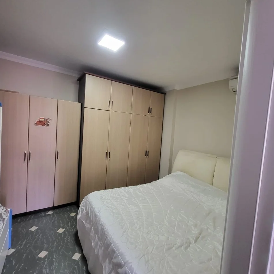 Tirane, jepet me qera apartament 3+1+Ballkon Kati 3, 120 m² 700 € (Komuna e Parisit)