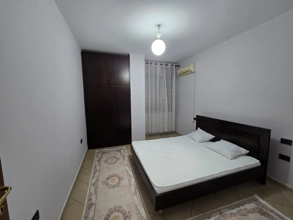 Tirane, jepet me qera apartament 2+1+Ballkon Kati 8, 105 m² 700 € (Rruga Bardhok Biba, 15 kateshi)
