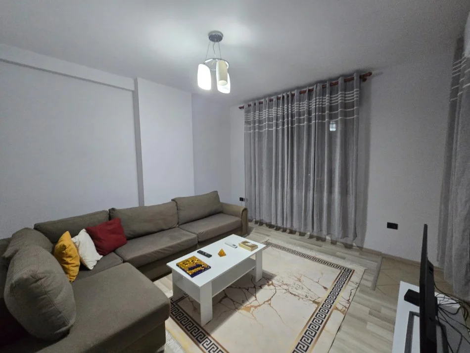 Tirane, jepet me qera apartament 2+1+Ballkon Kati 8, 105 m² 700 € (Rruga Bardhok Biba, 15 kateshi)