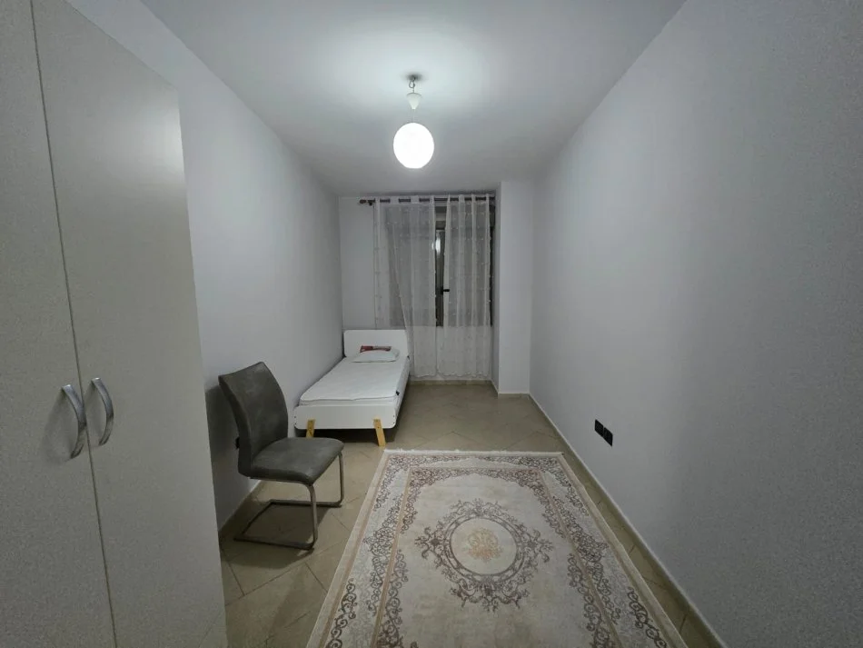 Tirane, jepet me qera apartament 2+1+Ballkon Kati 8, 105 m² 700 € (Rruga Bardhok Biba, 15 kateshi)