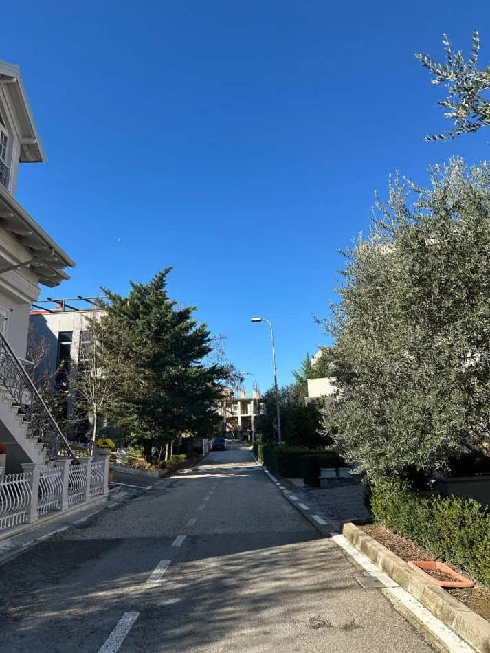 Tirane, shitet Vile 3 Katshe , 350 m² (TEG MJULL BATHORE)