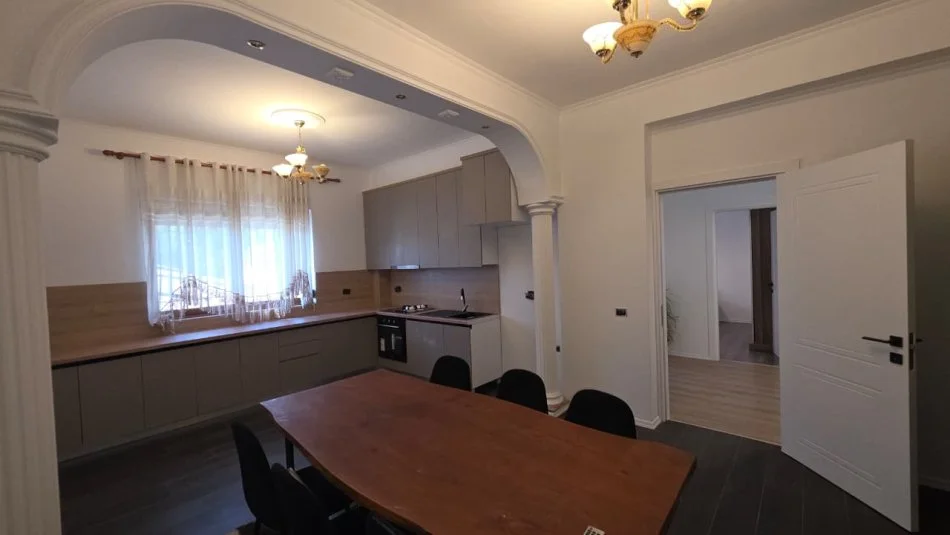 Vlore, shitet Vile 3+1 Kati 1, 386 m² 210.000 € (Pran kalceto Vlora, Rr.Kushtrimi)