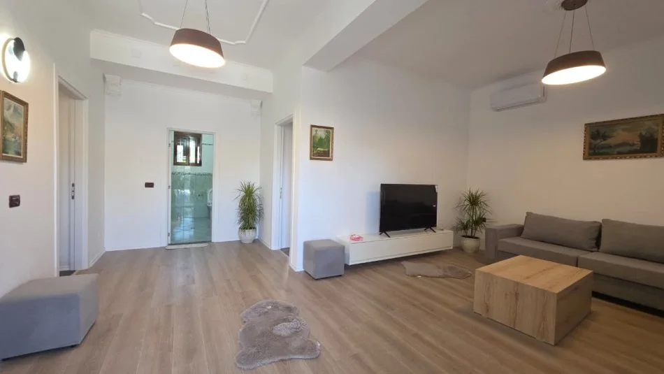 Vlore, shitet Vile 3+1 Kati 1, 386 m² 210.000 € (Pran kalceto Vlora, Rr.Kushtrimi)