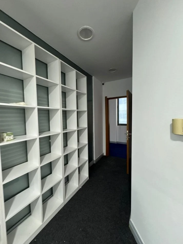 Tirane, jepet me qera ambjent biznesi Kati 3, 260 m² 2.500 € 