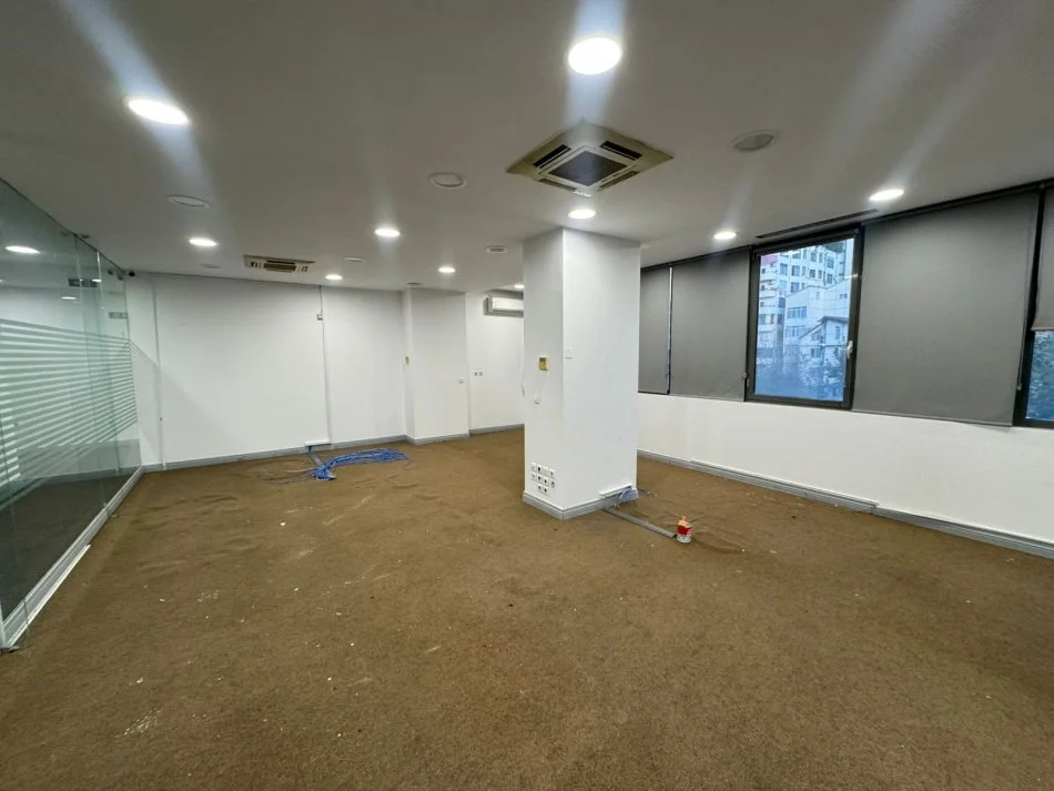 Tirane, jepet me qera ambjent biznesi Kati 3, 260 m² 2.500 € 