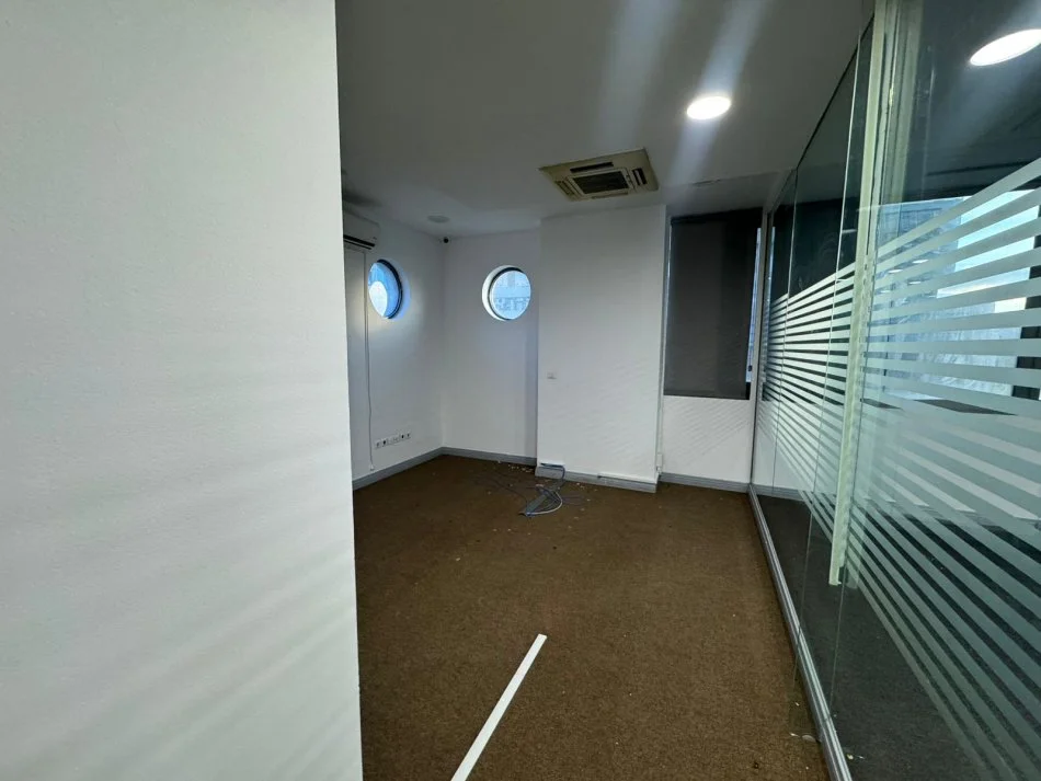 Tirane, jepet me qera ambjent biznesi Kati 3, 260 m² 2.500 € 
