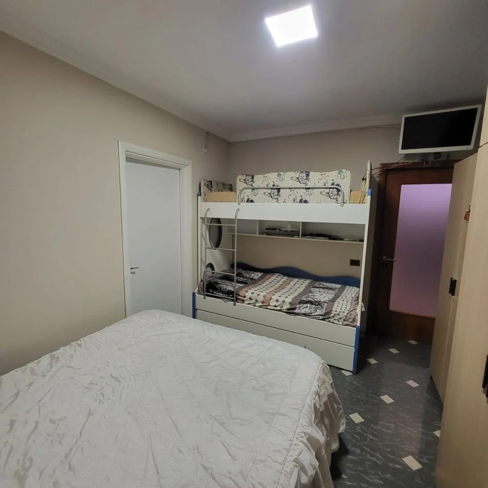 Tirane, jepet me qera apartament 3+1+Aneks+Ballkon Kati 3, 121 m² 700 € 