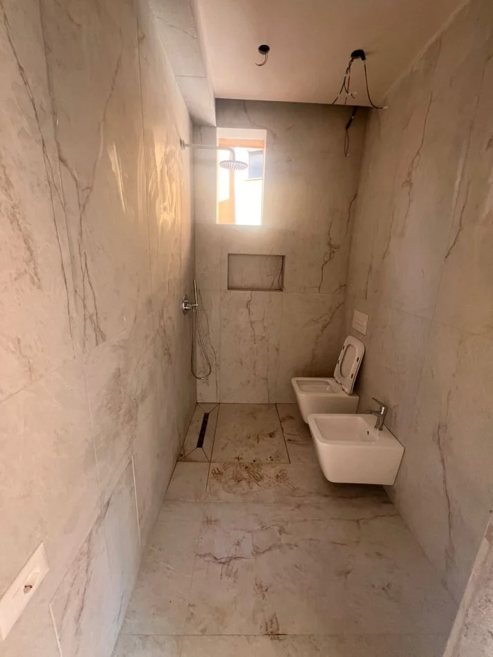 Tirane, jepet me qera Vile 4+1 , 200 m² 2.000 € (MBRAPA GARDEN BUILDING)