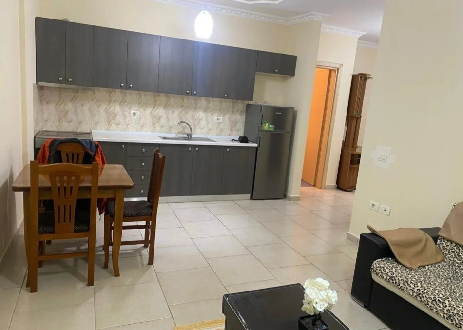 Vlore, jepet me qera apartament 1+1 Kati 4, 60 m² 260 € (TRANSBALLKANIKE)