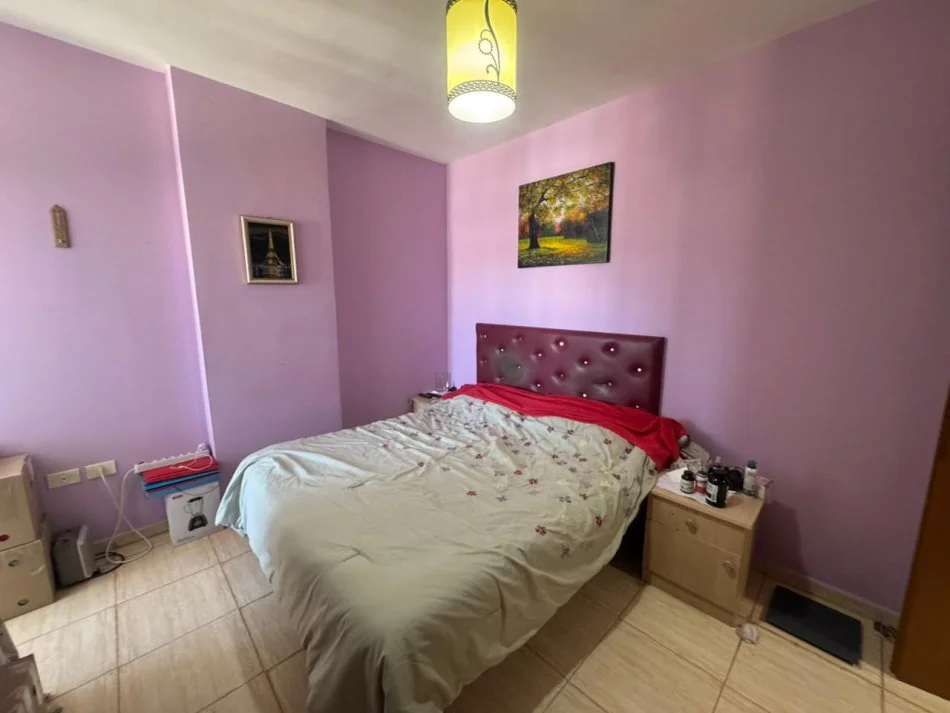 Tirane, jepet me qera apartament 1+1 Kati 12, 400 €