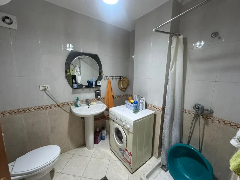 Tirane, jepet me qera apartament 1+1 Kati 12, 400 €