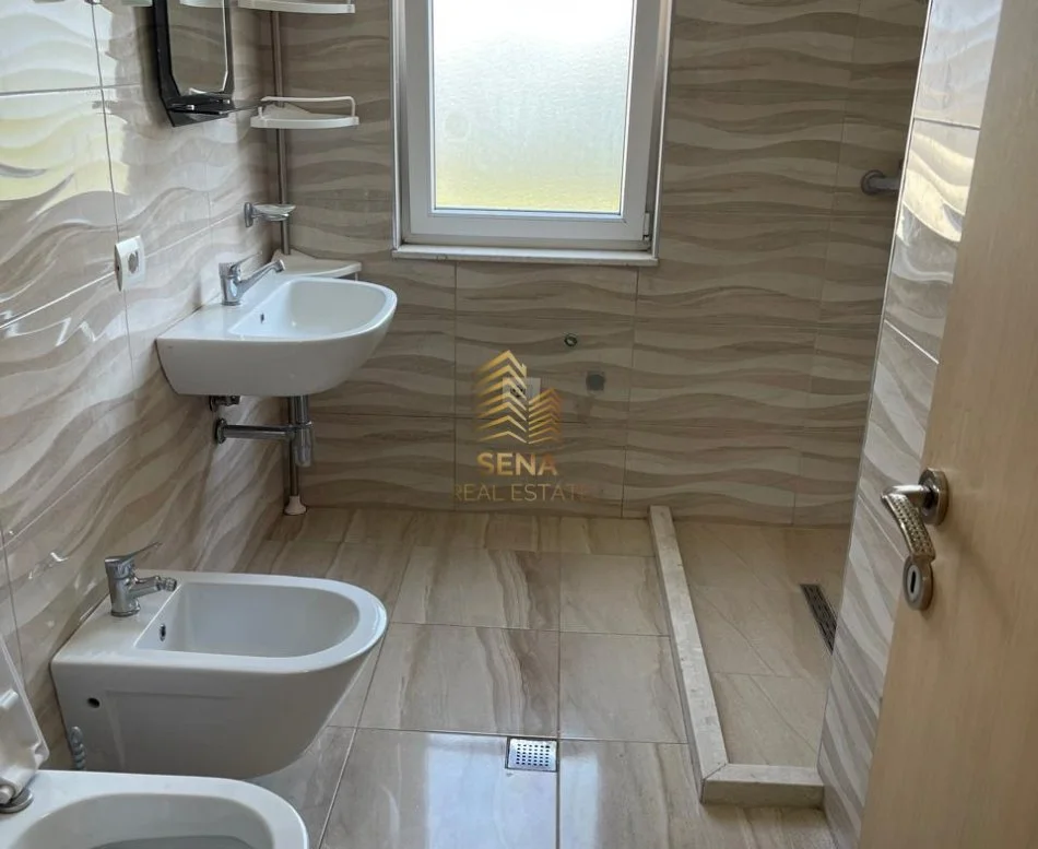 Tirane, jepet me qera apartament 3+1+Ballkon Kati 2, 140 m² 850 € (Kinostudio)