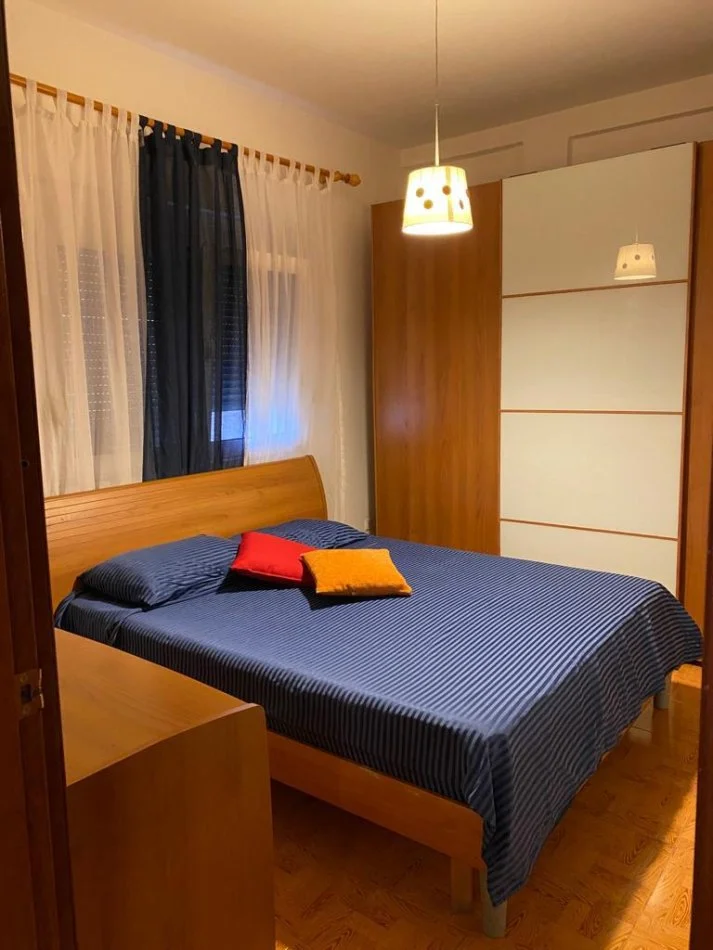 Tirane, jepet me qera apartament 4+1 Kati 2, 140 m² 850 € 