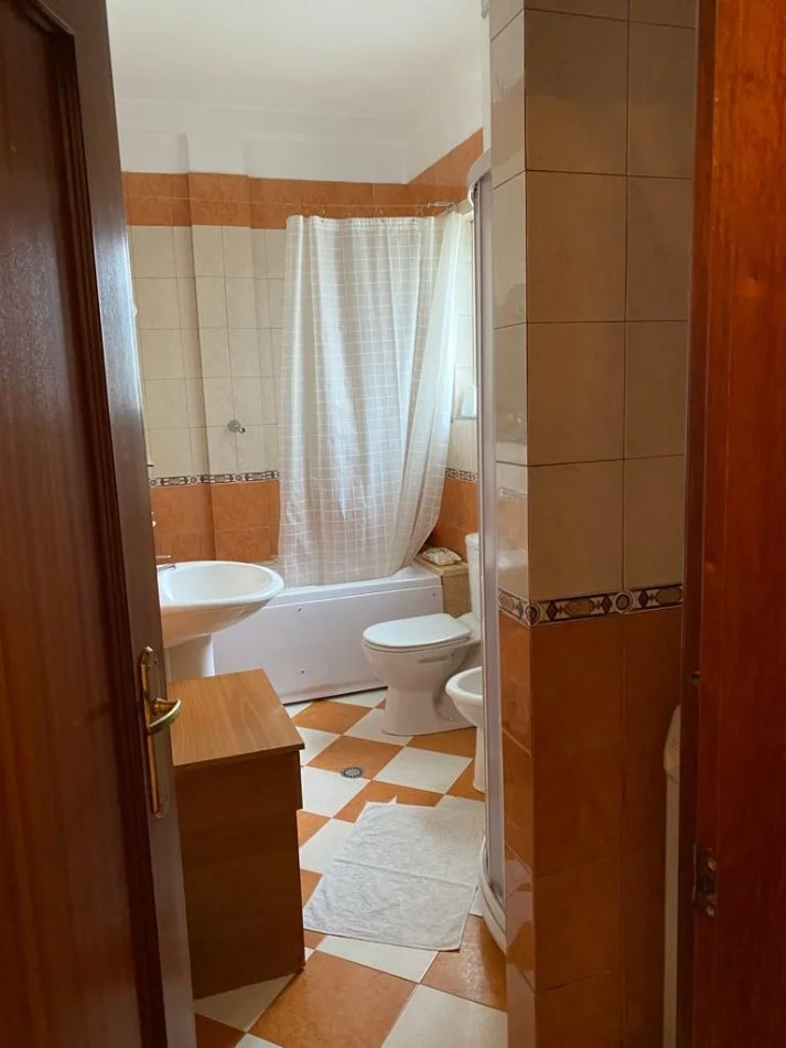 Tirane, jepet me qera apartament 4+1 Kati 2, 140 m² 850 € 