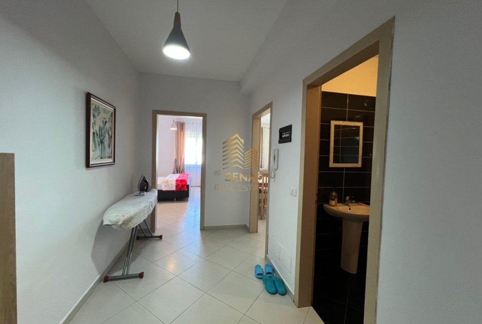 Tirane, jepet me qera apartament 1+1+Ballkon Kati 8, 60 m² 500 € (Bulevardi Migjeni)