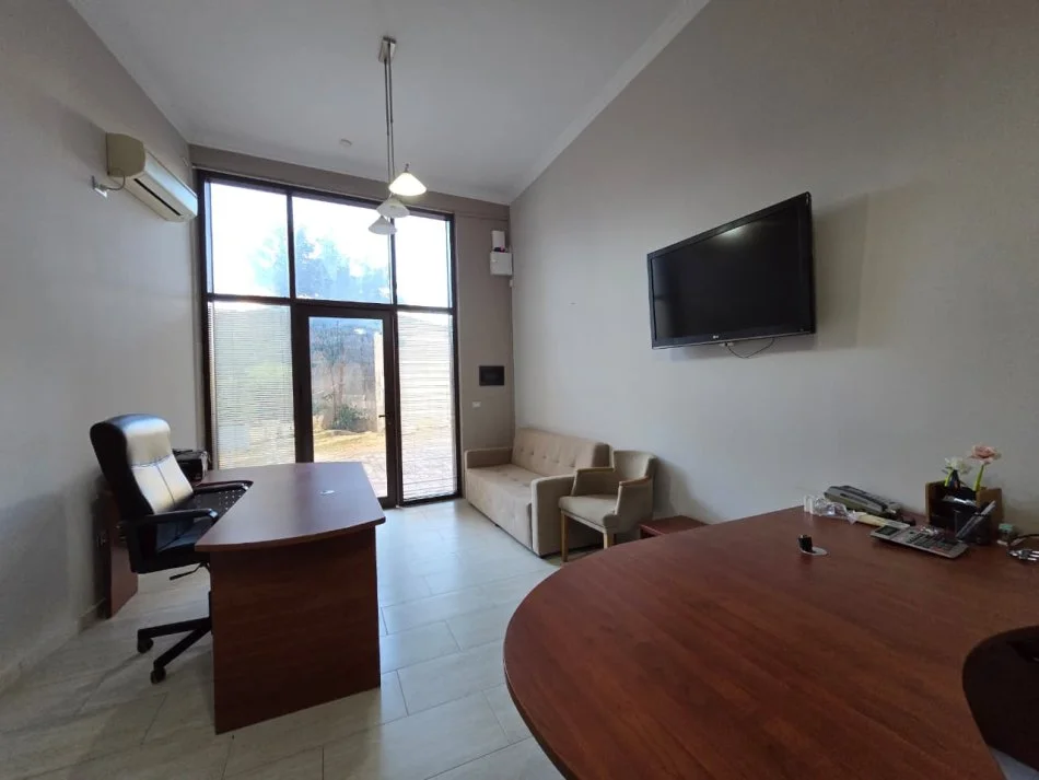 Vlore, jepet me qera zyre Kati 0, 32 m² 250 € (Rruga Sadik Zotaj)