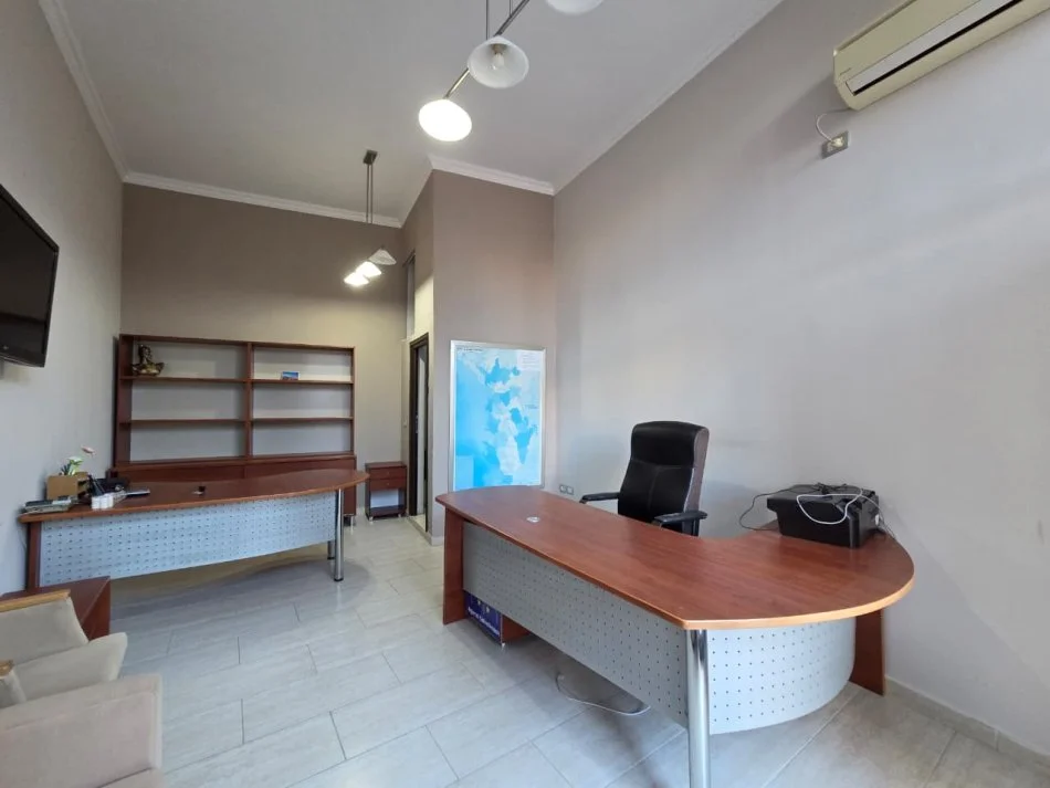 Vlore, jepet me qera zyre Kati 0, 32 m² 250 € (Rruga Sadik Zotaj)