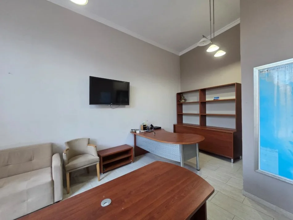 Vlore, jepet me qera zyre Kati 0, 32 m² 250 € (Rruga Sadik Zotaj)