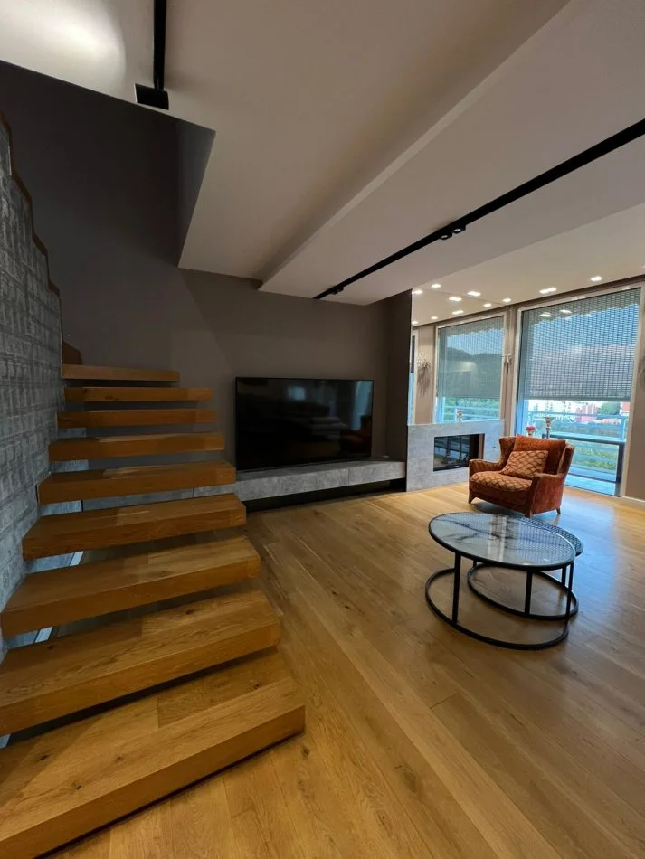 Tirane, jepet me qera apartament duplex Dublex Kati 3, 200 m² 2.000 € (Kodra e Diellit)