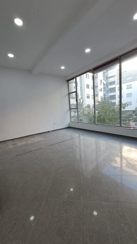 Tirane, jepet me qera Kati 1, 43 m² 400 € (ASTIR)