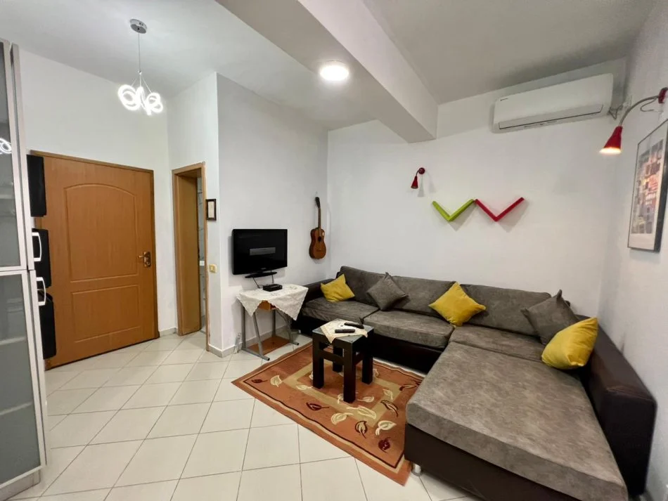 Tirane, jepet me qera apartament 1+1 Kati 11, 500 € 