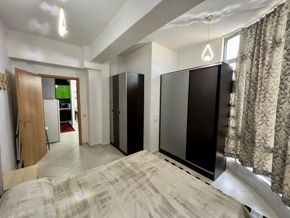 Tirane, jepet me qera apartament 1+1 Kati 11, 500 € 