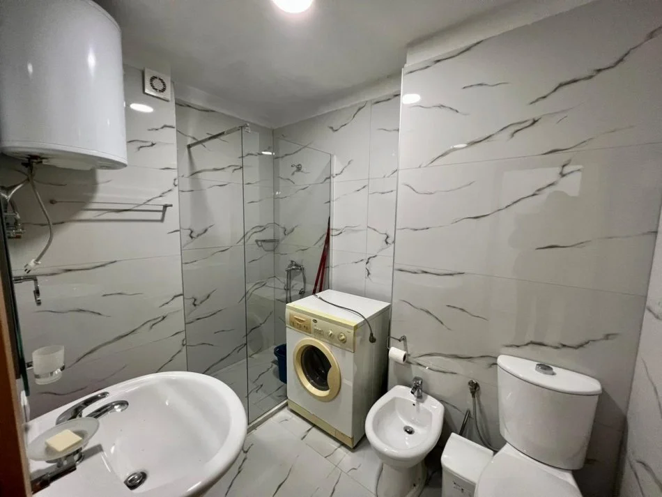 Tirane, jepet me qera apartament 1+1 Kati 11, 500 € 