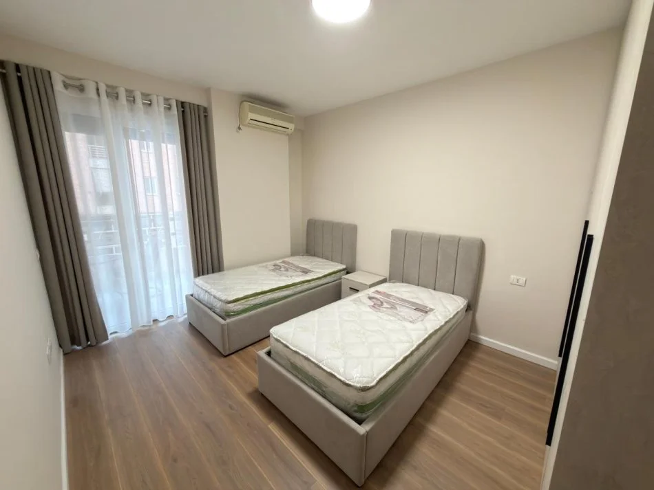 Tirane, jepet me qera apartament 2+1 Kati 2, 101 m²