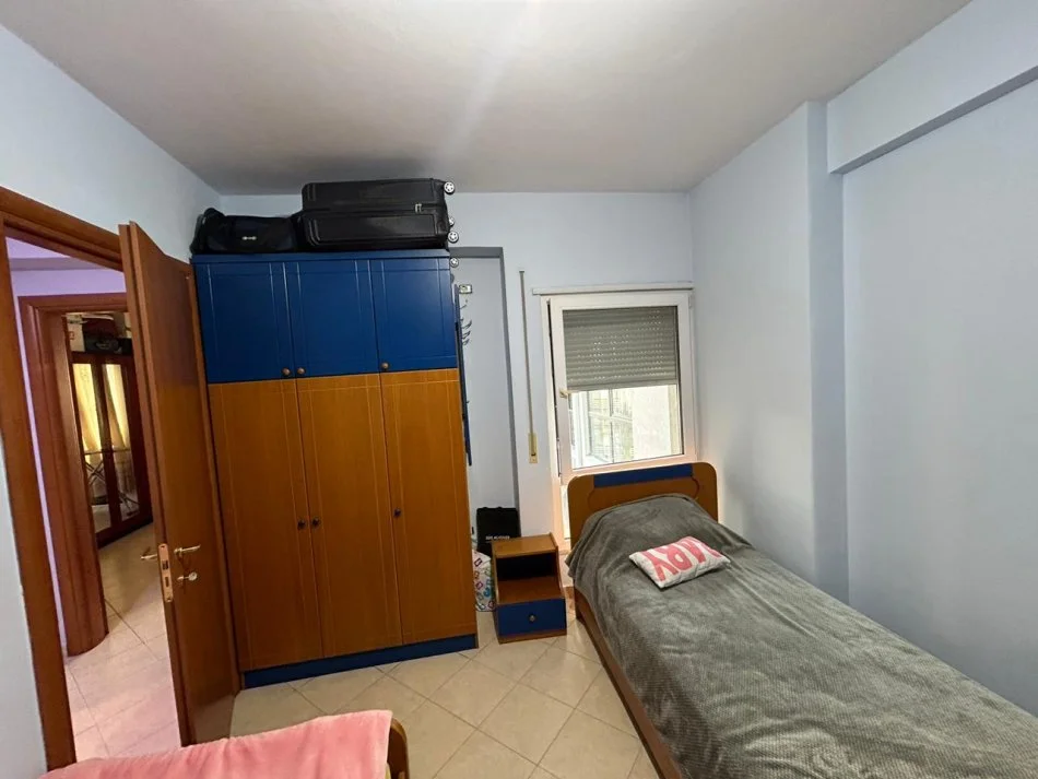 Tirane, jepet me qera apartament 2+1 Kati 4, 700 € 