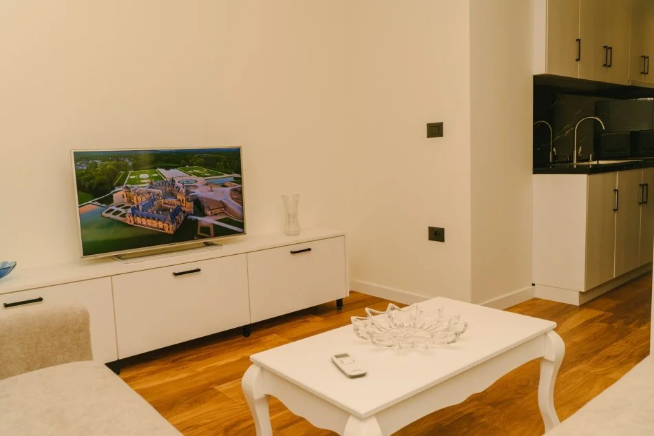 Tirane, jepet me qera apartament 1+1 , 1.000 €