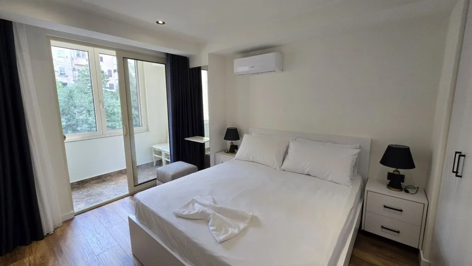 Tirane, jepet me qera apartament 1+1 , 1.000 €