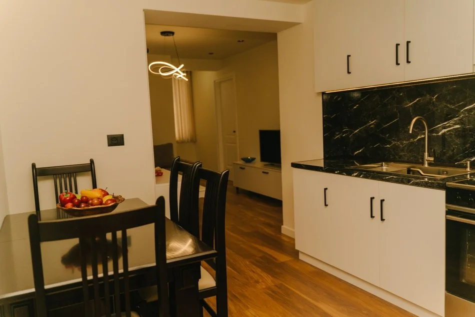 Tirane, jepet me qera apartament 1+1 , 1.000 €