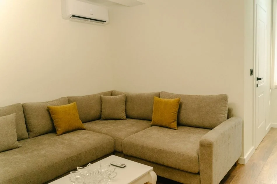 Tirane, jepet me qera apartament 1+1 , 1.000 €