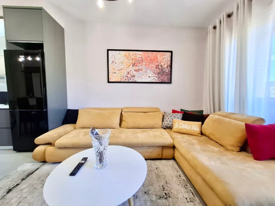 Apartament modern për qira te Pallati Ferrarit – Stadiumi Dinamo 1+1 me 2 ballkone, 70 m² plot dritë dhe komoditet ✨ Në pallatin më të mirë të zonës,
